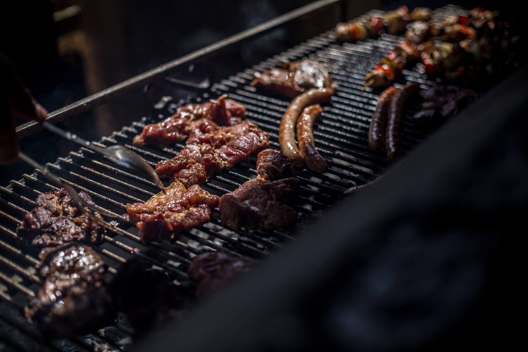 Grill z kiełbaskami